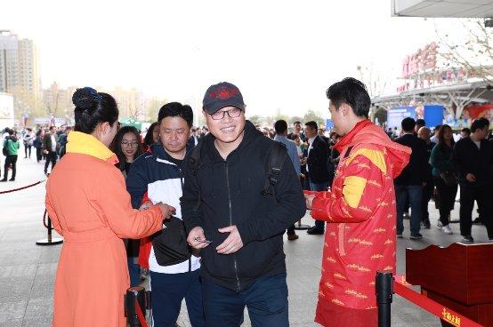 “知恩于心，感恩于行”关爱首都基层工作者公益活动在北京欢乐谷举