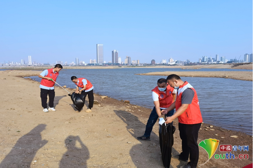 共青团南昌市委组织开展“河小青”净滩行动