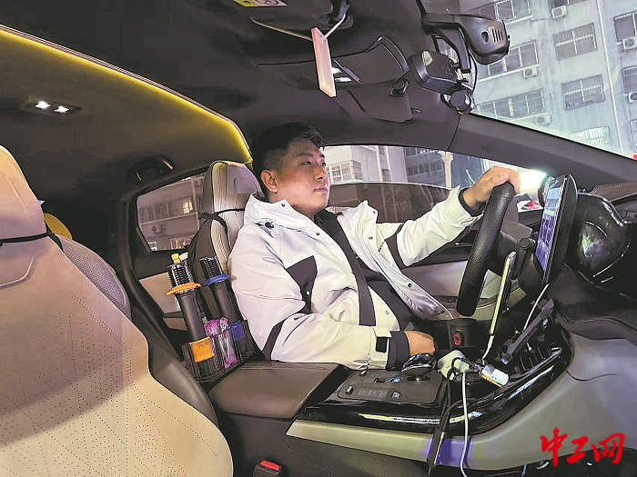 ��Լ��˾������׳�ġ��ƶ�����������1000λ�˿͵�����