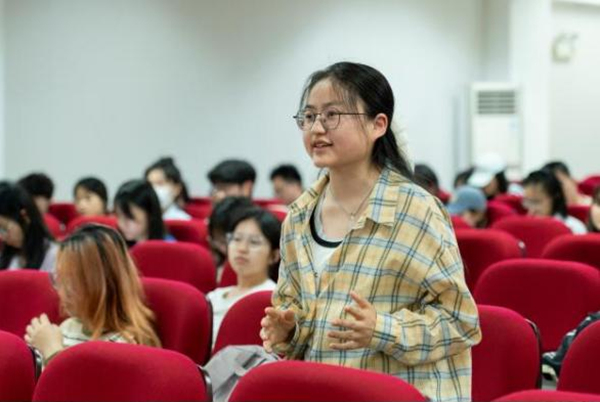 学生分享心得。彭湃摄